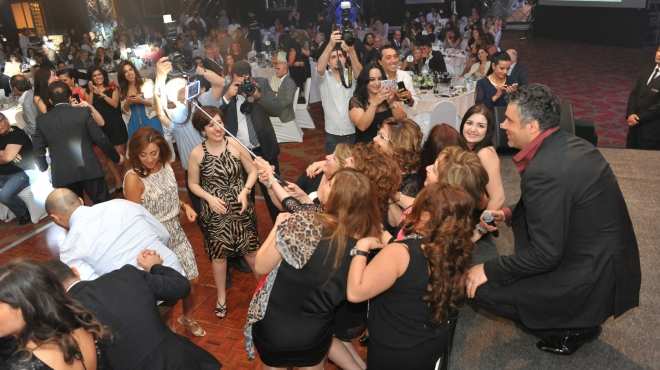 فارس كرم يحيي حفلا في دبي بحضور جوليا بطرس