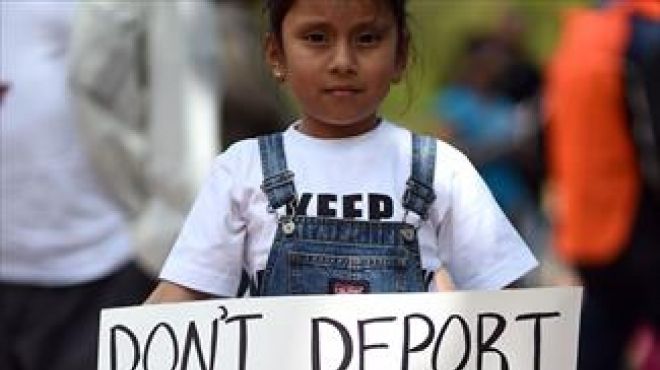 طفلة تتظاهر أمام البيت الأبيض ضد ترحيل عائلتها من أمريكا