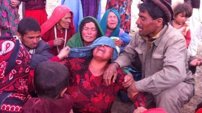 الشرطة الأفغانية تفرق حشدا بعد التدافع للحصول على مساعدات لضحايا الانزلاق الأرضي