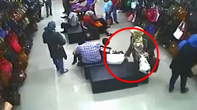 بالفيديو| سيدة تسرق حقيبة يد في محل وتستبدلها بأخرى فارغة