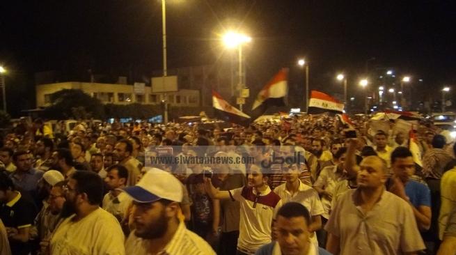 تزايد أعداد المتظاهرين أمام محافظة الدقهلية بعد انضمام مظاهرة شارع الجلاء