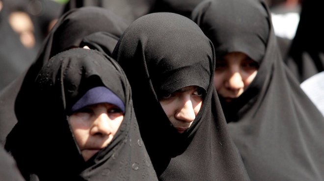 مظاهرة في إيران تطالب النساء بالالتزام بـ