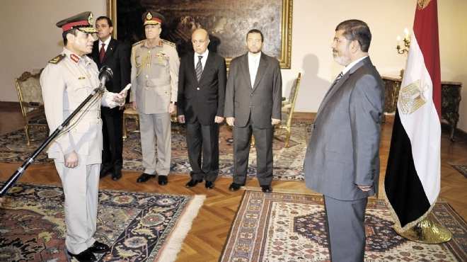 مرسي يفوض وزير الدفاع في قرارات التعبئة العامة للجيش وتخفيف الأحكام