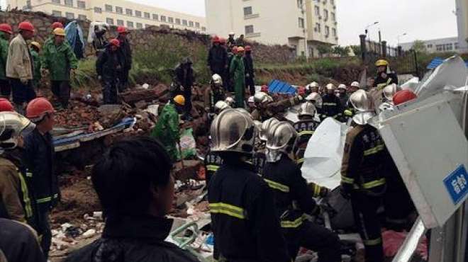 بالصور| مقتل 18 وإصابة 3 آخرين إثر إنهيار جدار مصنع بالصين 