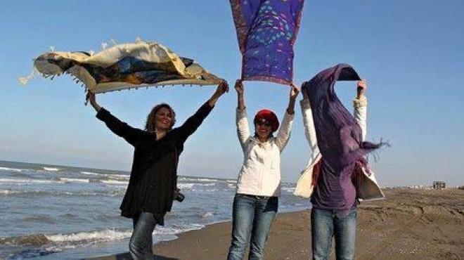 رجال دين إيرانيون يحتجون على ملابس النساء ويطالبون بارتداء الزي الإسلامي 