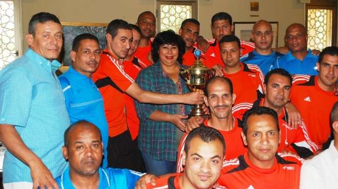  إيناس عبد الدايم تحتفل بفوز فريق كرة القدم بالأوبرا فى بطولة الهيئات