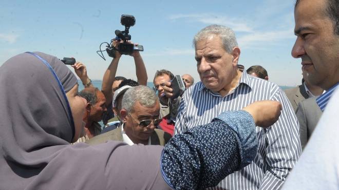 السوايسة يستقبلون «محلب» بالمظاهرات بسبب «العين السخنة» ورئيس الوزراء ينفى ضمها للقاهرة