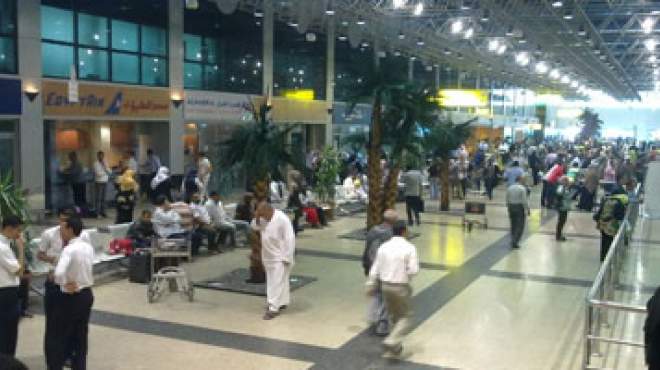 أمن المطار يرحل 10 ركاب من جنسيات مختلفة بسبب تأشيرات مزورة