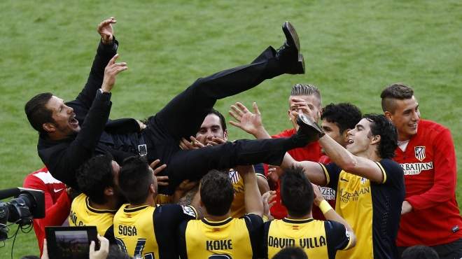 بالصور| لاعبو أتليتكو يرفعون سيميوني على الأعناق احتفالا بالليجا