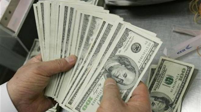 الدولار يفقد توازنه فى الساعات الأولى لبيع الشهادات