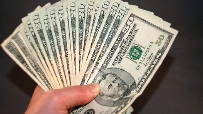  خبراء يتوقعون «موجة غلاء» بسبب قرار «رفع سعر الدولار» رسمياً 