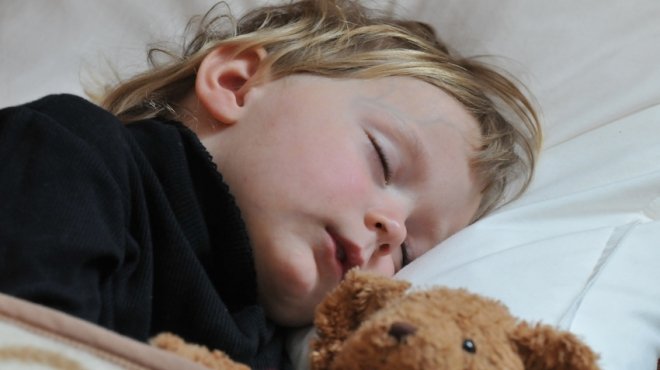 قلة النوم عند الأطفال قد تؤدى الى السمنة