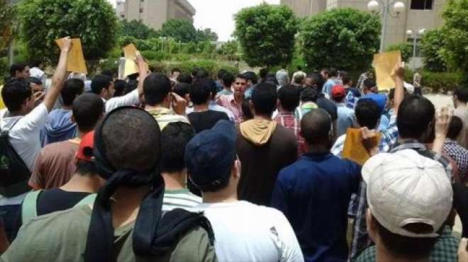 تجمهر طلاب أمام مديرية التعليم بدمنهور لمنعهم من دخول الامتحان