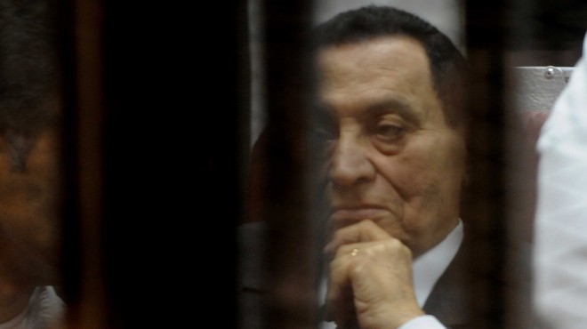 «مبارك» يسترد «البدلة الزرقاء».. والتقارير الطبية تحسم عودته إلى «طرة»