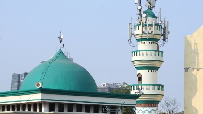 بالصور| مأذنة مسجد في إندونيسيا.. برج اتصالات لأكثر من شبكة