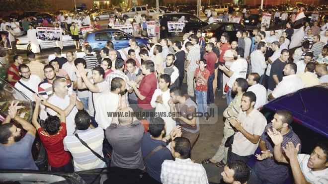 عشرات المتظاهرين يتجمعون فى ميدان المطرية للمشاركة فى مسيرة إلى الاتحادية