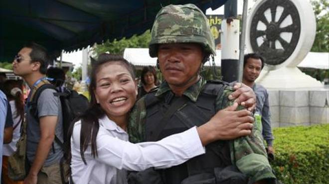 تايلاند: الجيش يستدعى السياسيين.. و«واشنطن» تهدد بقطع المعونات