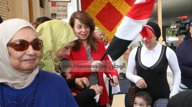السيدات يرفعن الأعلام المصرية أمام لجنة الثانوية بنات بالبدرشين