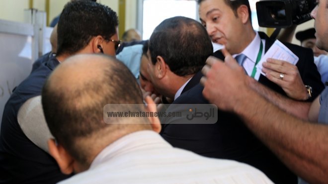  بالصور| مواطن يقبل يد السيسي أثناء تصويته في الانتخابات 