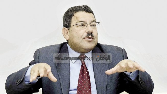 مستشار مرسي يبكي على الهواء بعد سؤاله عن البيان الرئاسي 