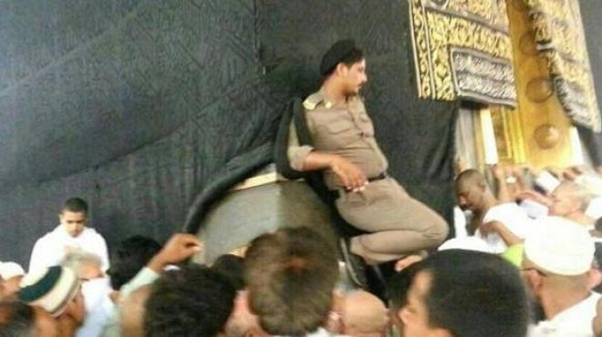  أمير مكة المكرمة يأمر بالتحقيق في رفع جندي قدمه على 