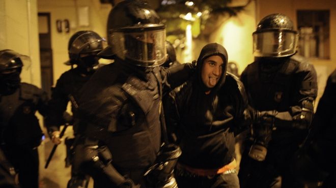 إصابات وتوقيفات في الليلة الثالثة من أعمال الشغب في برشلونة