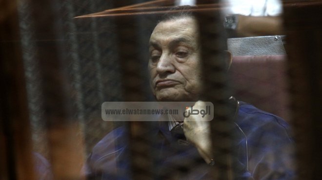 بالصور| مبارك من البدلة العسكرية إلى الزرقاء.. 