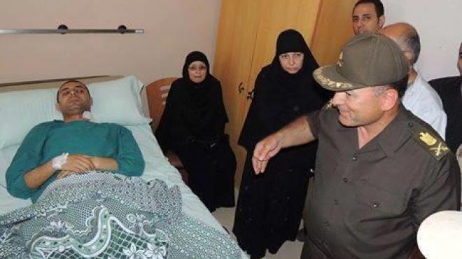 بالصور| قائد الجيش الثالث ومدير أمن السويس يطمئنان على الضابط المصاب