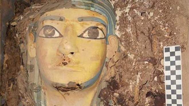 «الآثار» تعلن عن اكتشاف مقبرة فرعونية تضم 9 توابيت جنوب أسوان