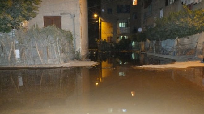بالصور| مساكن إيواء المنوفية تقضي ليلة العيد أمام مبنى المحافظة نتيجة الصرف الصحي