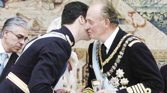 ملك إسبانيا يتخلى عن العرش لابنه بعد متاعب صحية وفضائح فساد