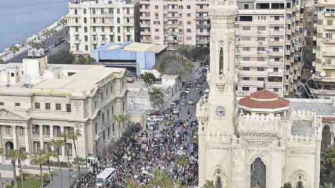 مئات المواطنين يشاركون في مسيرة تأييد للرئيس مرسي بالإسكندرية