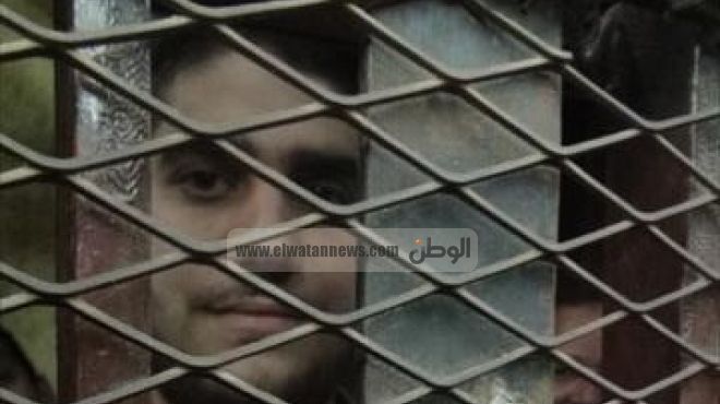 بالصور| نجل مرسي داخل القفص خلال محاكمته بتهمة 