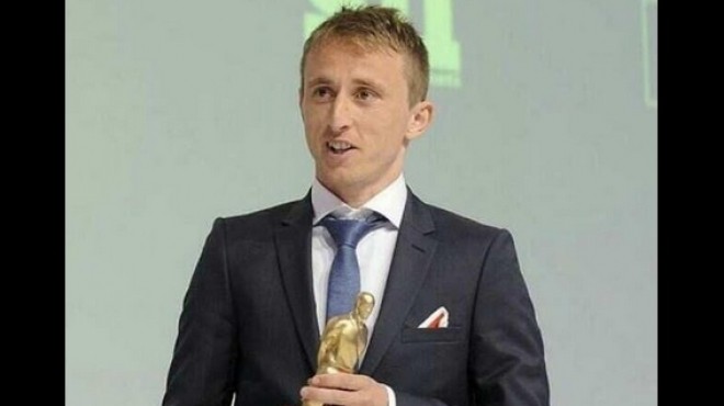 بالصور| مودريتش يتوج بجائزة أفضل لاعب كرواتي 