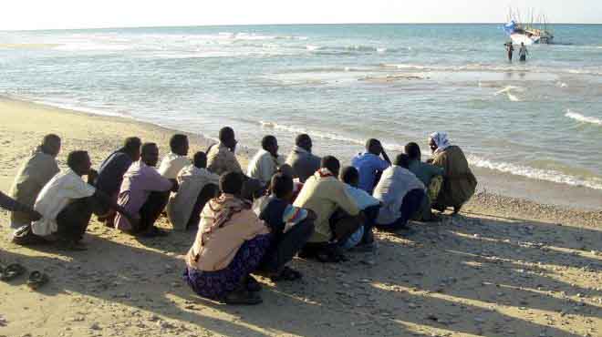  السلطات الليبية توقف 11 مهاجرا غير شرعي على طريق 