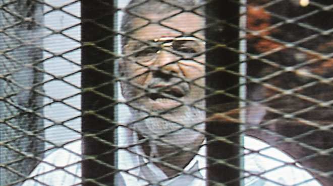 تأجيل محاكمة مرسي و130 آخرين في قضية الهروب من السجون لجلسة 28 يونيو