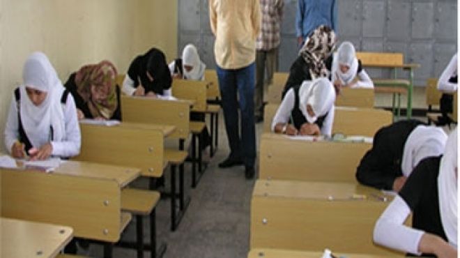  طلاب الثانوية يسربون امتحان 
