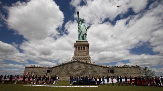 بالصور| طائرات فرنسية تغرق تمثال الحرية بمليون وردة حمراء في ذكرى 