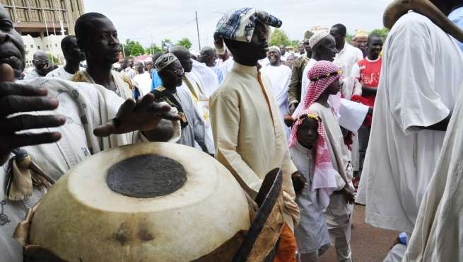جيش بوركينا فاسو يعلن عزل الرئيس كومباوري من السلطة