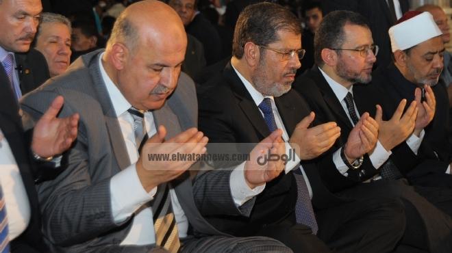 مرسى يؤدى صلاة العيد فى جامع عمرو بن العاص.. واستياء من المصلين بسبب الإجراءات الأمنية 