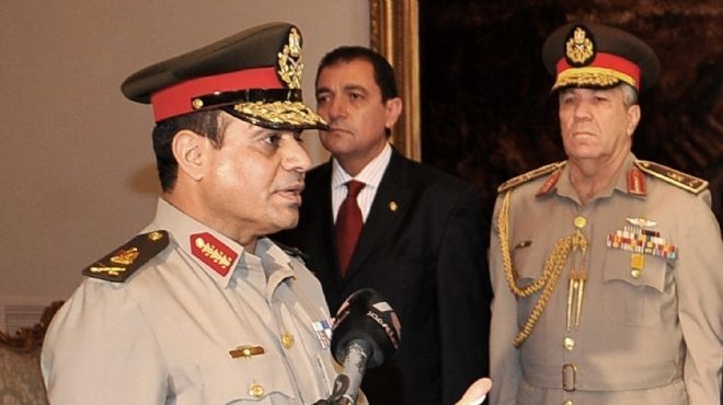 وزير الدفاع يغادر العريش بعد اجتماع مغلق مع المحافظ وقيادات الجيش
