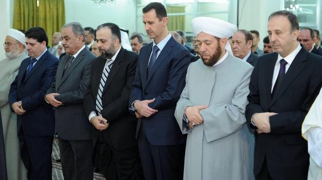 «الأسد» يؤدى صلاة العيد بمسجد صغير بدمشق