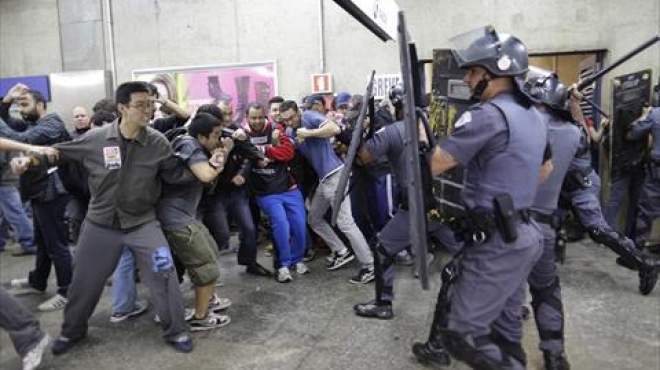  السلطات البرازيلية تعتقل 11 شخصا خلال تظاهرة مناهضة للمونديال