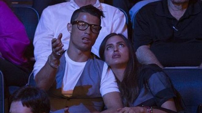  بالصور| رونالدو يصطحب أرينا شايك لمشاهدة مباراة ملاكمة قبل المونديال 
