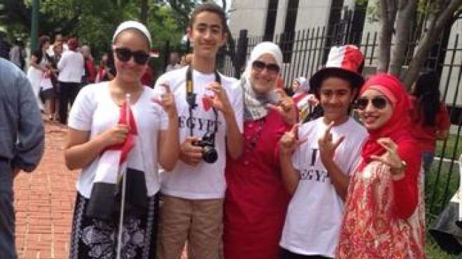 سيدة مصرية تعاقب أبناءها الأمريكيين على عدم حفظ النشيد الوطنى: «كله إلا مصر»
