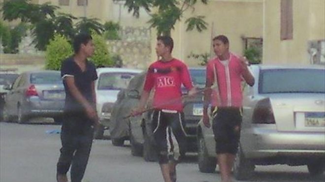 «أحمد وعبدالله وسيد» 3 جامعيين يمسحون السلالم من أجل «العمل شرف»