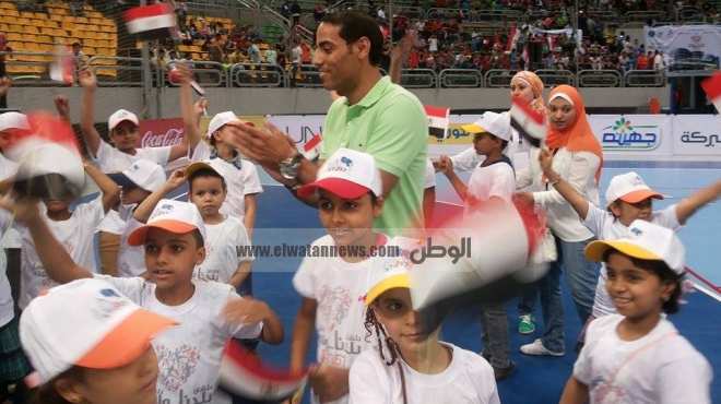  بالصور| خالد بيبو يدعم أطفال 57357 خلال المباراة العالمية لكرة اليد