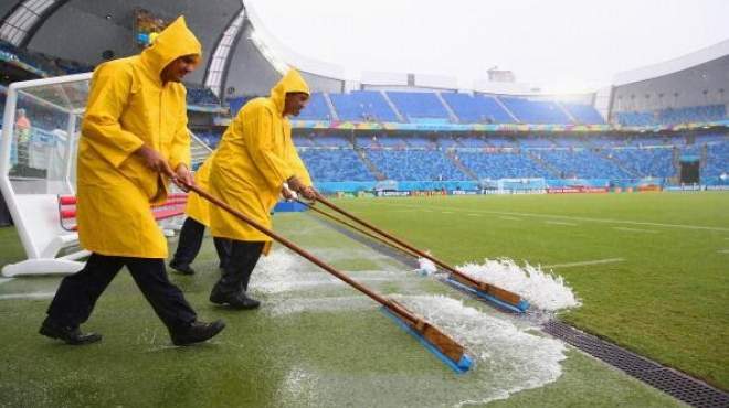 بالصور | هطول الأمطار على ملعب أرينا داس قبل مواجهة المكسيك والكاميرون