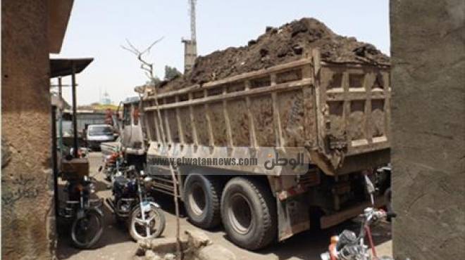  نظافة الجيزة تضبط 5 سيارات أثناء إلقاء مخلفات هدم بشوارع المحافظة 