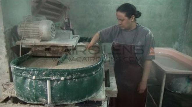  بالصور| مصنع لتحويل قش الأرز إلى ورق.. 